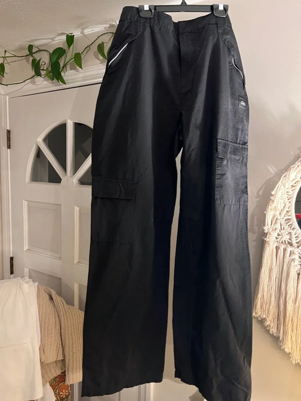 ALO Yoga Black Wide-Leg Track Pants with Cargo Pockets - Picture 1 of 4